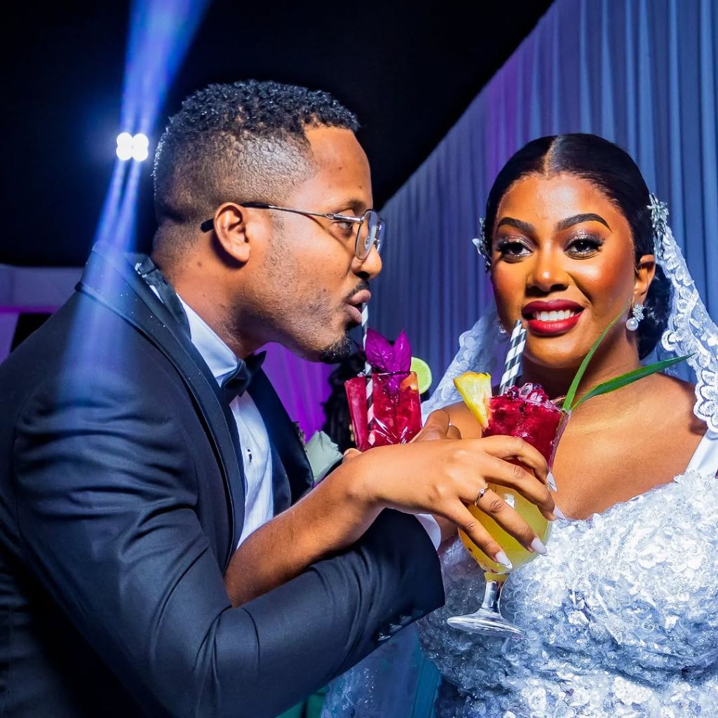 Casal a desfrutar cocktails premium