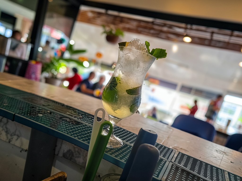 Mojito no balcão do bar