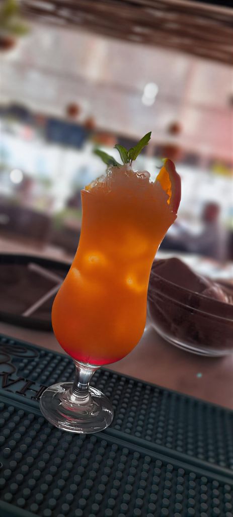 Cocktail laranja vibrante