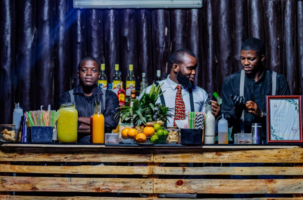 Equipa a preparar no bar