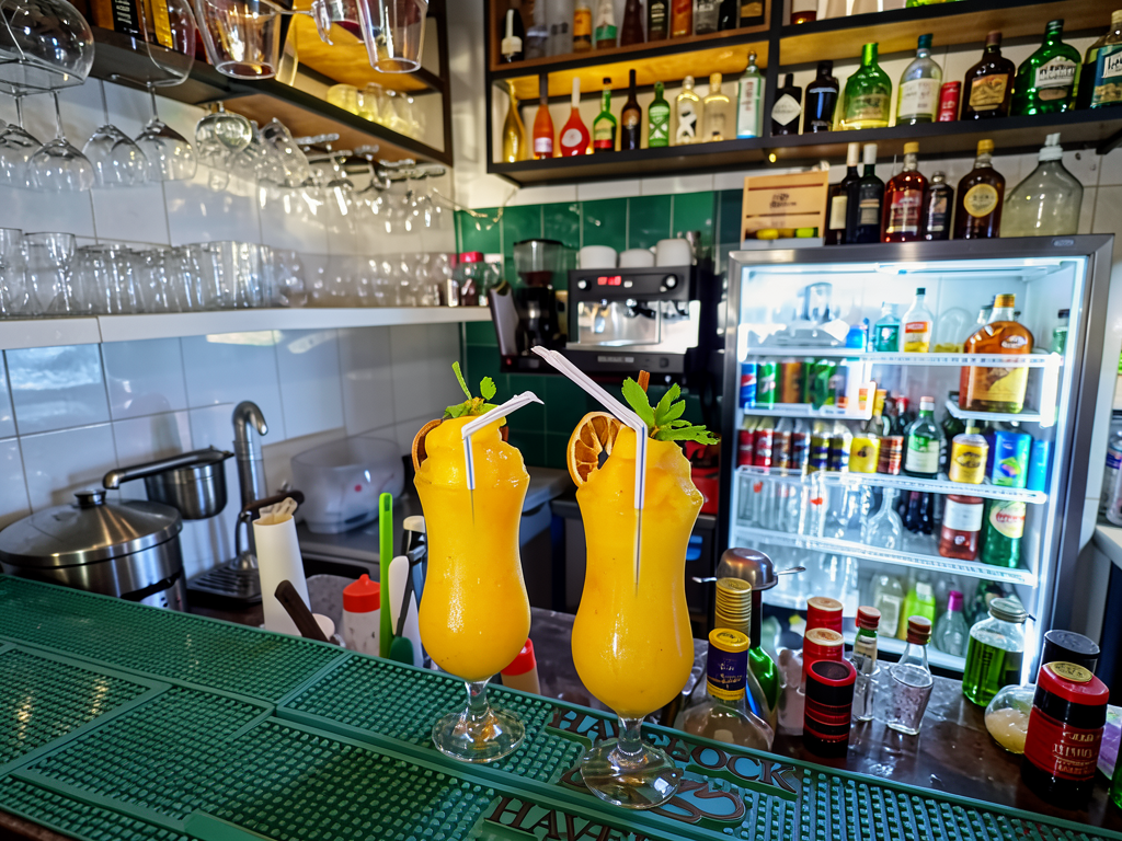 Cocktails amarelos no bar